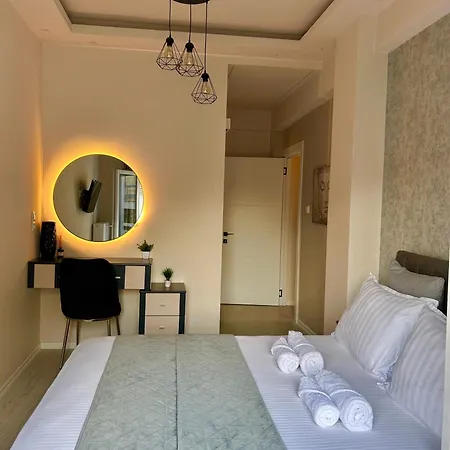 Nadias Luxury Larissa